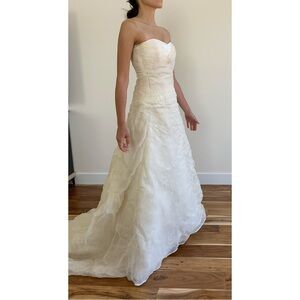 Birnbaum & Bullock Sweetheart Neckline Lace Chiffon Train Button Wedding Gown 0